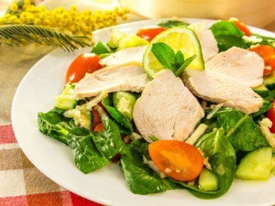 Салат с сельдереем, шпинатом и куриным филе